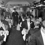 854190 Afbeelding van de leden van het Wageningse Studentencorps tijdens het diner in de extra trein bestaande uit 10 ...